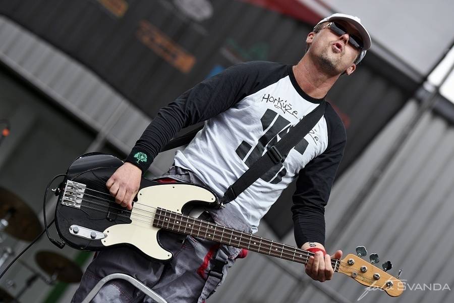 Masters Of Rock odstartovali Apocalyptica, Testament, Škwor a déšť