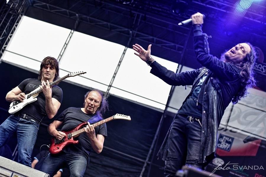 Masters Of Rock odstartovali Apocalyptica, Testament, Škwor a déšť