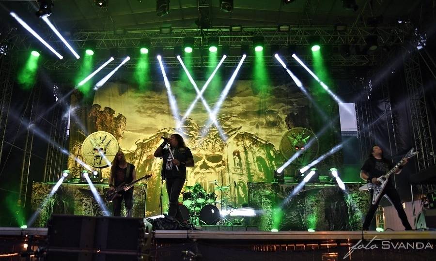 Masters Of Rock odstartovali Apocalyptica, Testament, Škwor a déšť