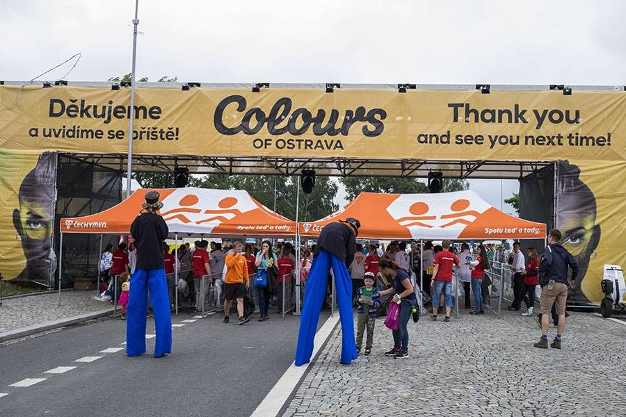 Colours Of Ostrava, den první: Déšť zábavu nepokazil, hráli Tame Impala i M83