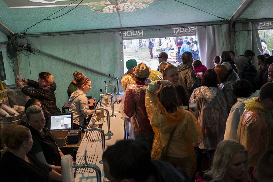 Colours Of Ostrava, den první: Déšť zábavu nepokazil, hráli Tame Impala i M83