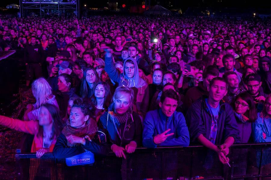 Colours Of Ostrava, den první: Déšť zábavu nepokazil, hráli Tame Impala i M83