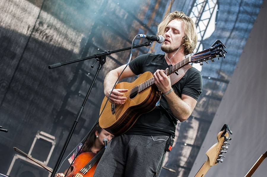 Druhý den Colours ovládli Of Monsters And Men a Aurora