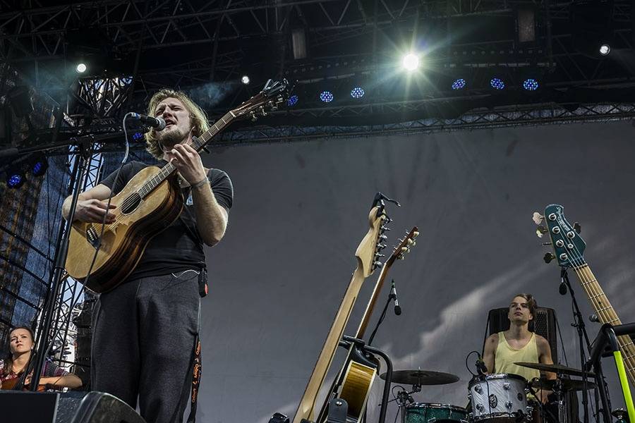 Druhý den Colours ovládli Of Monsters And Men a Aurora