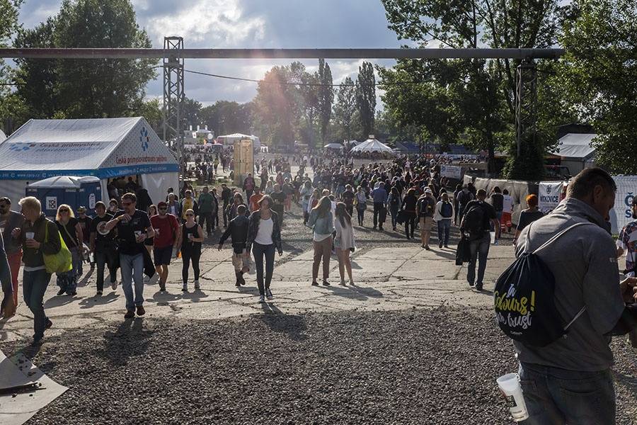 Druhý den Colours ovládli Of Monsters And Men a Aurora