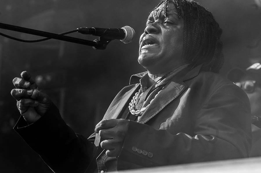 Druhý den Colours ovládli Of Monsters And Men a Aurora