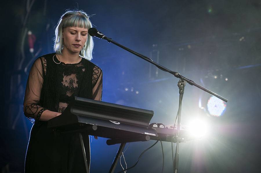 Druhý den Colours ovládli Of Monsters And Men a Aurora