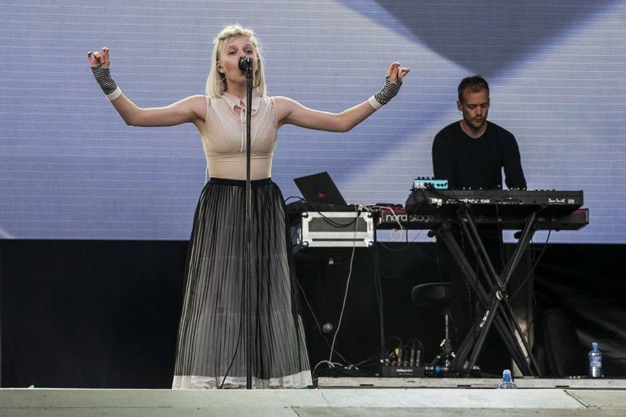 Druhý den Colours ovládli Of Monsters And Men a Aurora