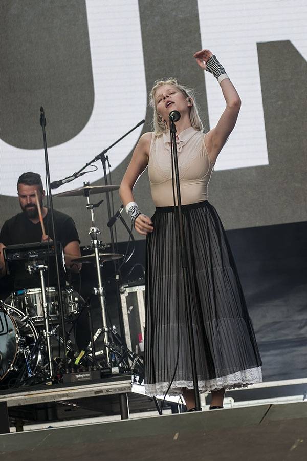 Druhý den Colours ovládli Of Monsters And Men a Aurora