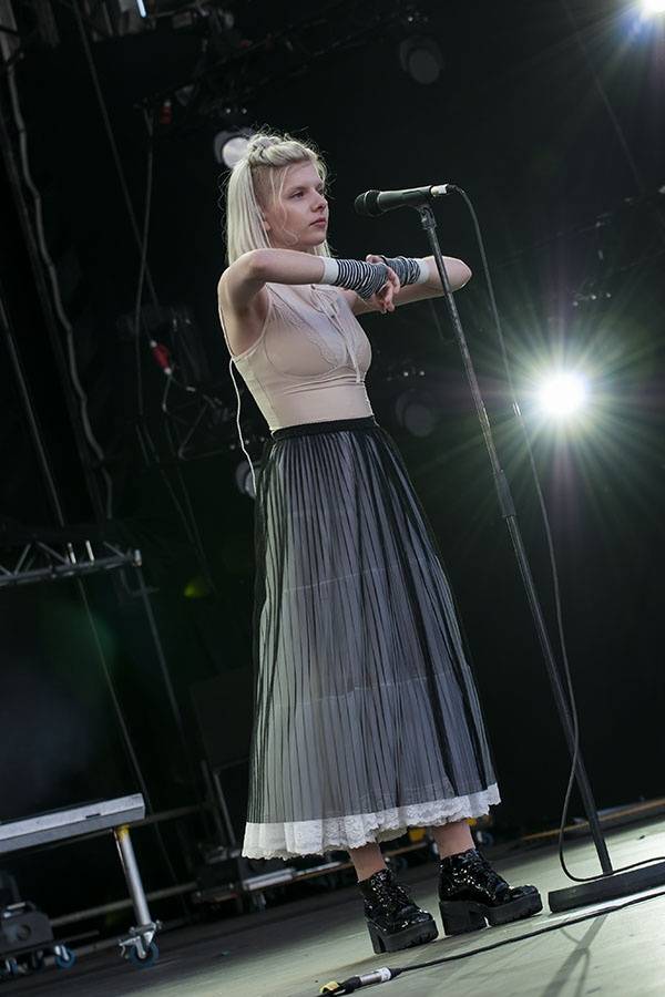 Druhý den Colours ovládli Of Monsters And Men a Aurora