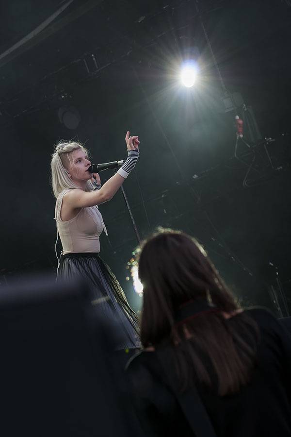 Druhý den Colours ovládli Of Monsters And Men a Aurora