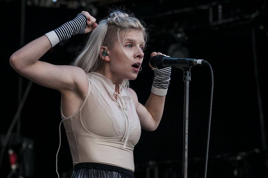 Druhý den Colours ovládli Of Monsters And Men a Aurora