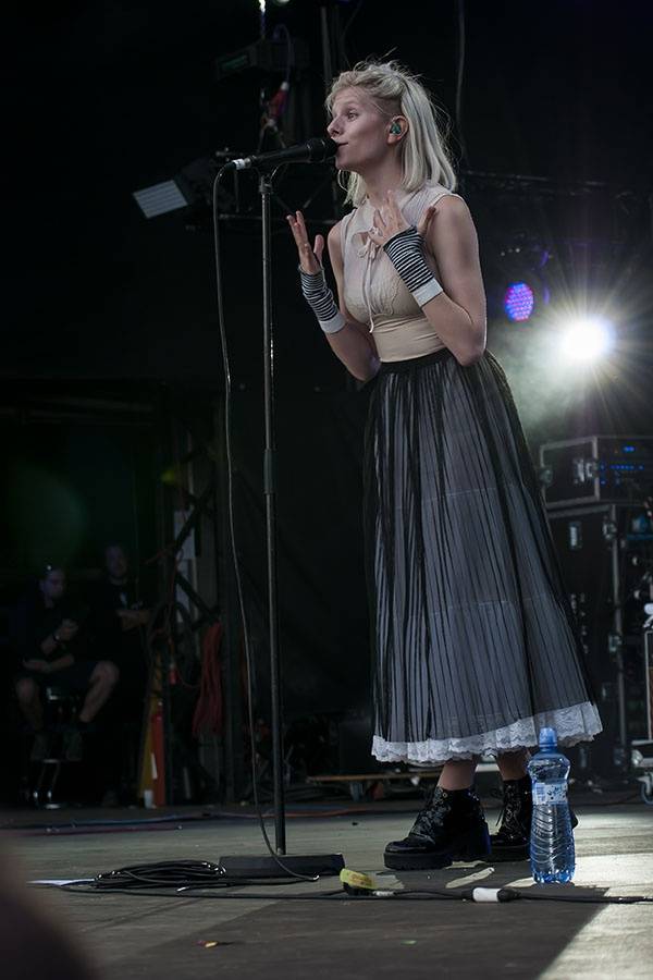 Druhý den Colours ovládli Of Monsters And Men a Aurora