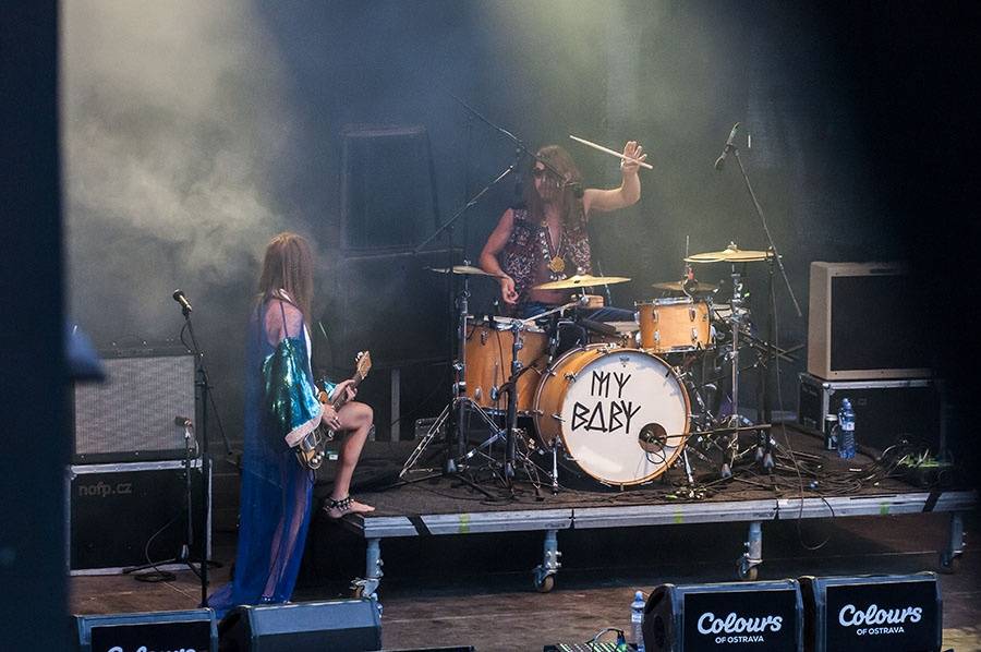 Druhý den Colours ovládli Of Monsters And Men a Aurora