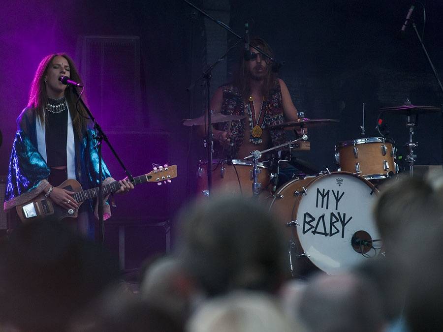 Druhý den Colours ovládli Of Monsters And Men a Aurora