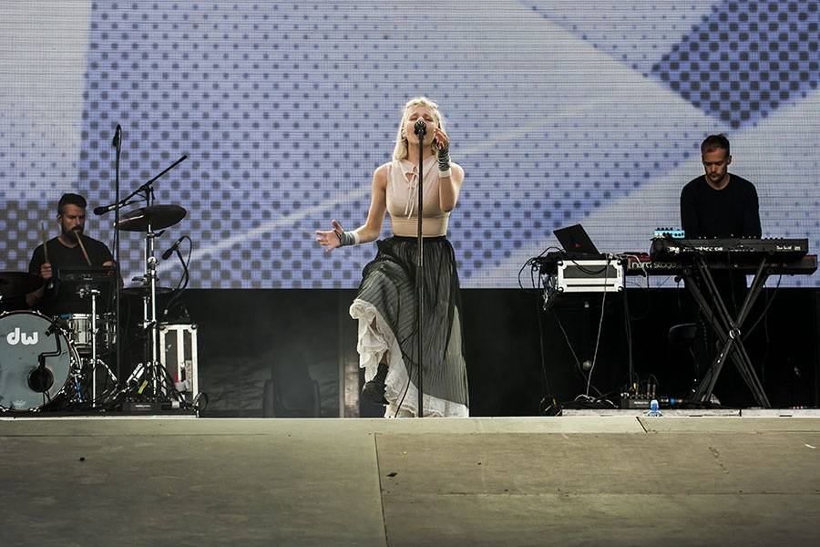 Druhý den Colours ovládli Of Monsters And Men a Aurora