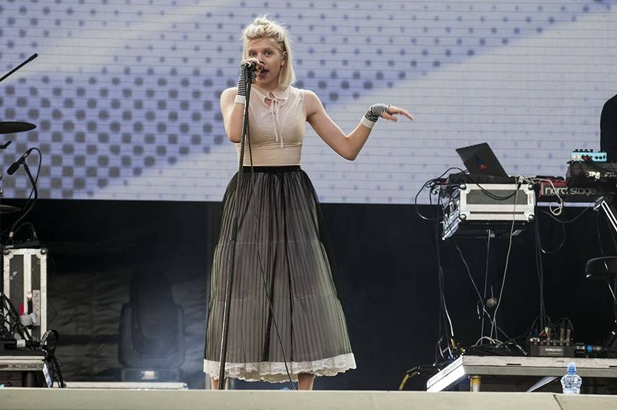 Druhý den Colours ovládli Of Monsters And Men a Aurora