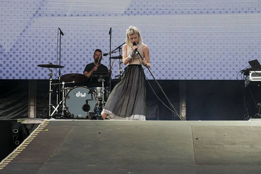 Druhý den Colours ovládli Of Monsters And Men a Aurora