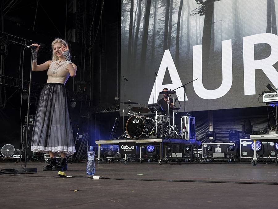 Druhý den Colours ovládli Of Monsters And Men a Aurora