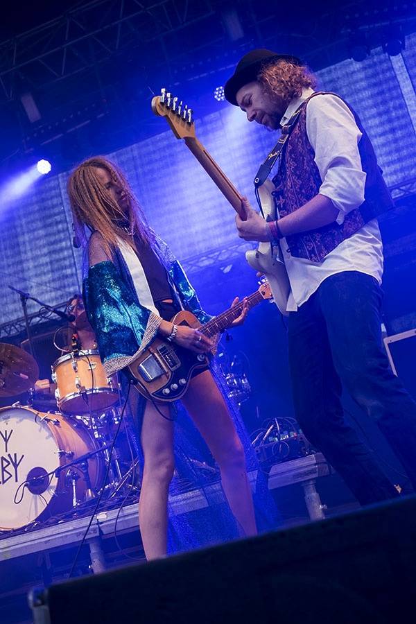 Druhý den Colours ovládli Of Monsters And Men a Aurora