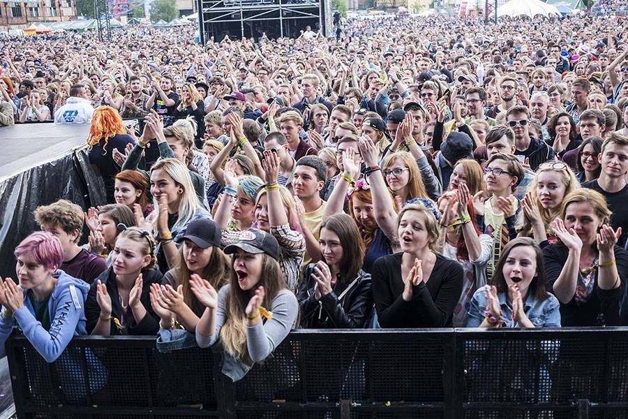 Druhý den Colours ovládli Of Monsters And Men a Aurora