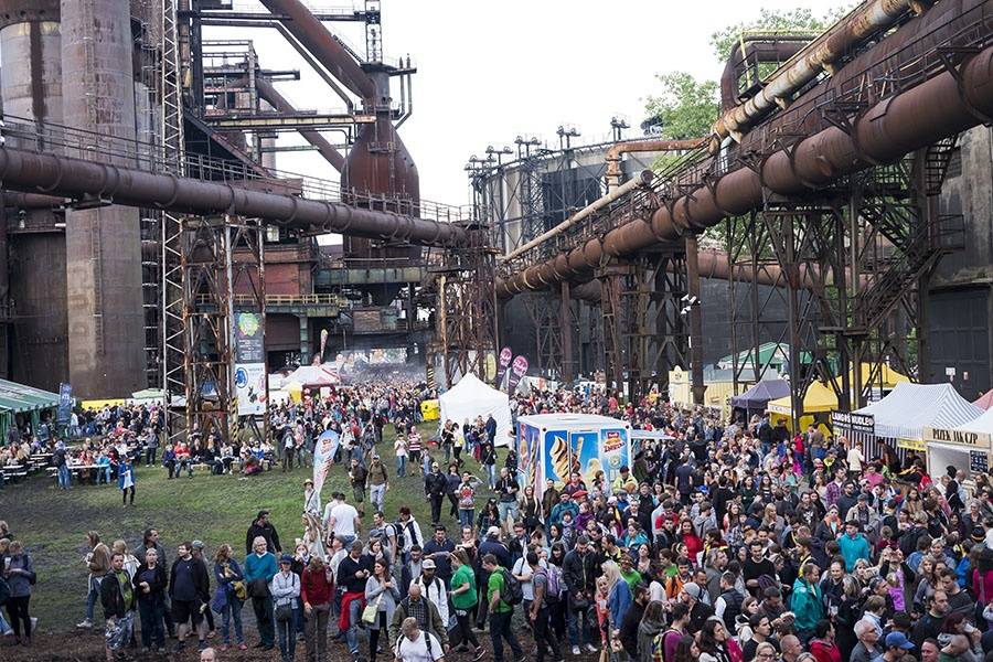 Druhý den Colours ovládli Of Monsters And Men a Aurora