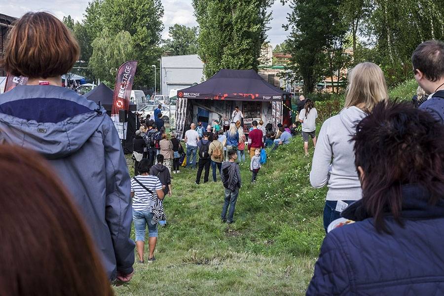 Druhý den Colours ovládli Of Monsters And Men a Aurora