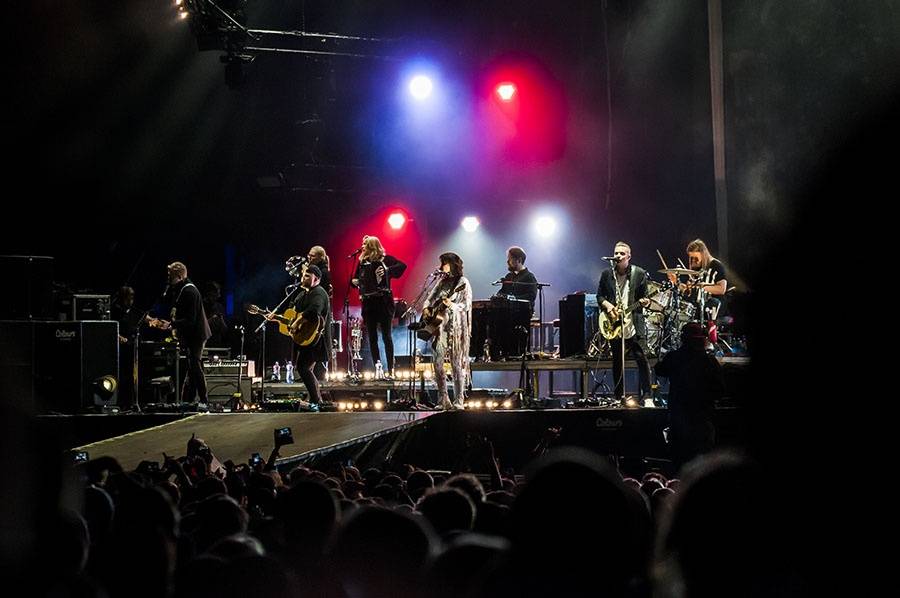 Druhý den Colours ovládli Of Monsters And Men a Aurora