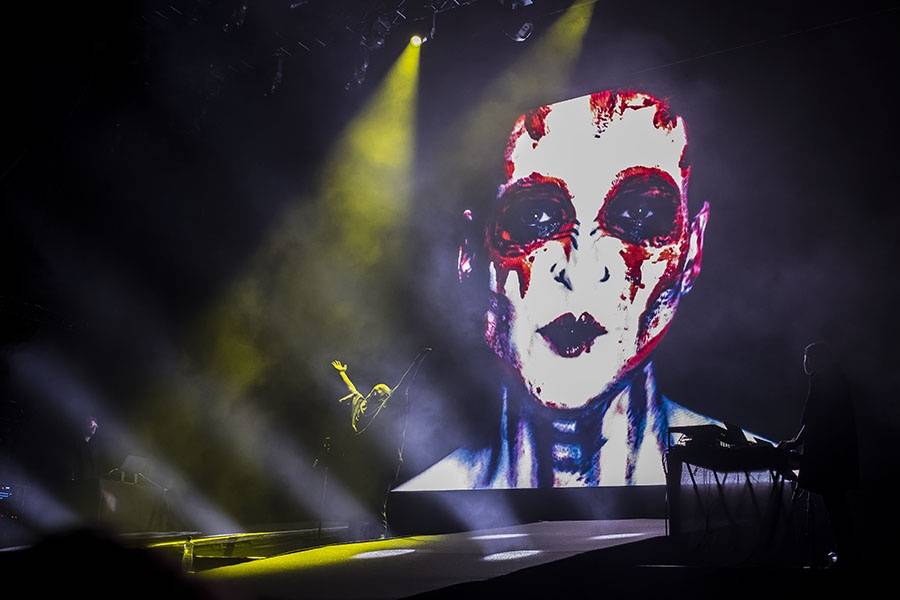 Druhý den Colours ovládli Of Monsters And Men a Aurora