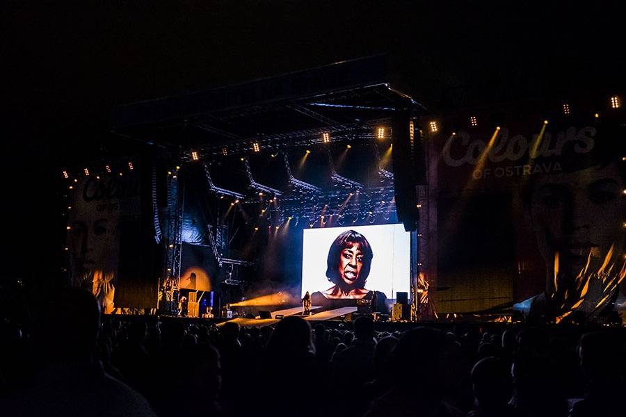 Druhý den Colours ovládli Of Monsters And Men a Aurora