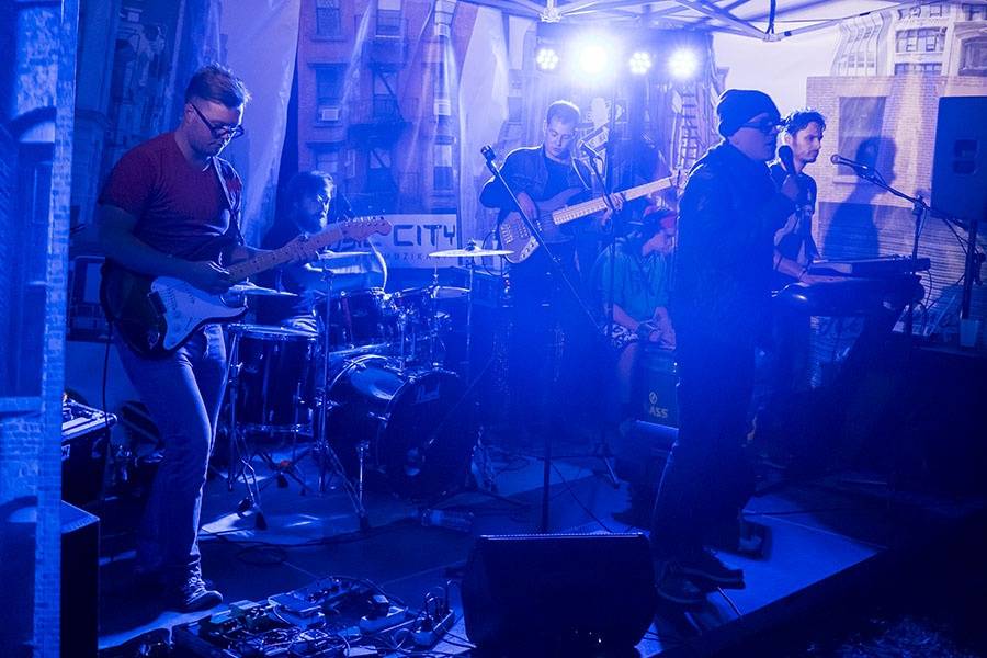 Druhý den Colours ovládli Of Monsters And Men a Aurora