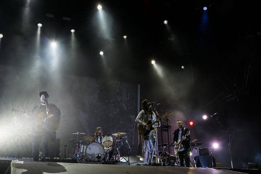 Druhý den Colours ovládli Of Monsters And Men a Aurora