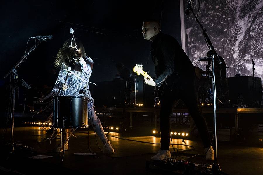 Druhý den Colours ovládli Of Monsters And Men a Aurora