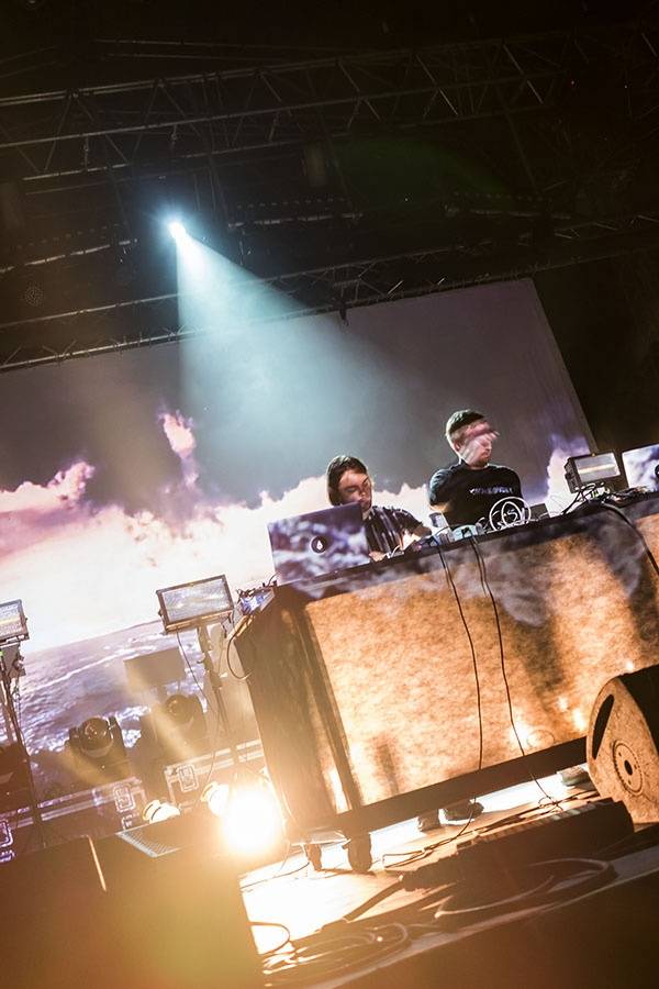 Druhý den Colours ovládli Of Monsters And Men a Aurora