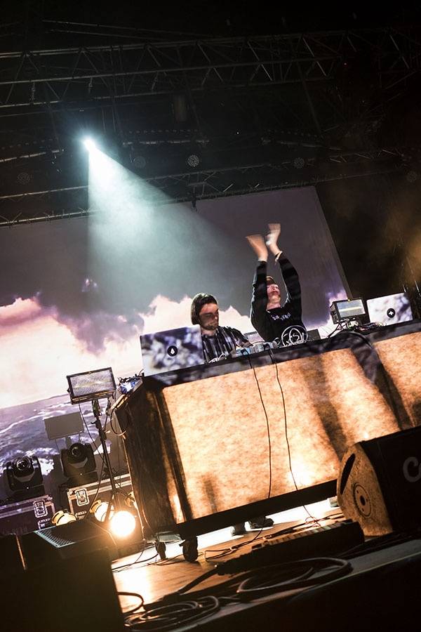 Druhý den Colours ovládli Of Monsters And Men a Aurora