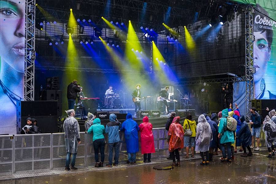 Colours Of Ostrava: Sobota opět ve znamení deště, ale i výjimečné Caro Emerald, Kodaline a Dj Boys Noize