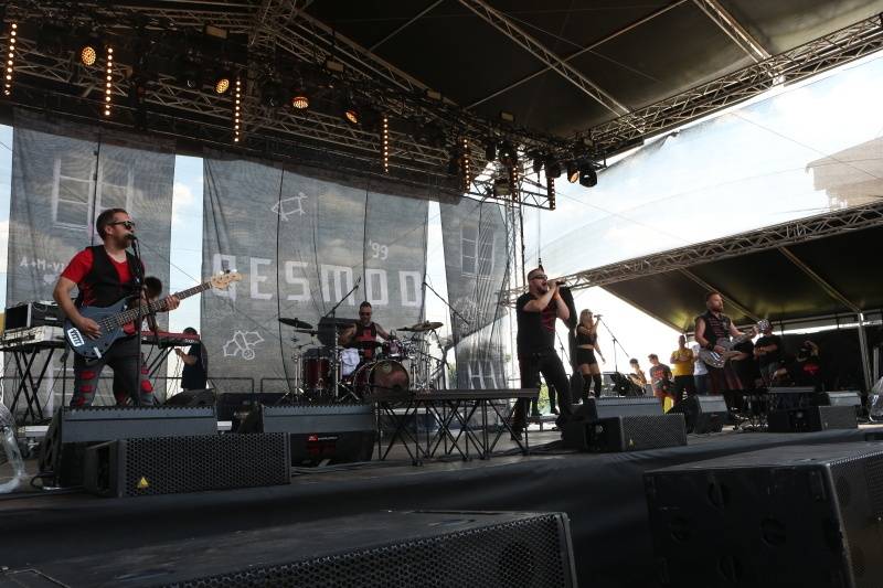 Hrady.cz začaly na Točníku: Velkolepou show obstaral Kabát, hráli i Rybičky 48 nebo Skyline