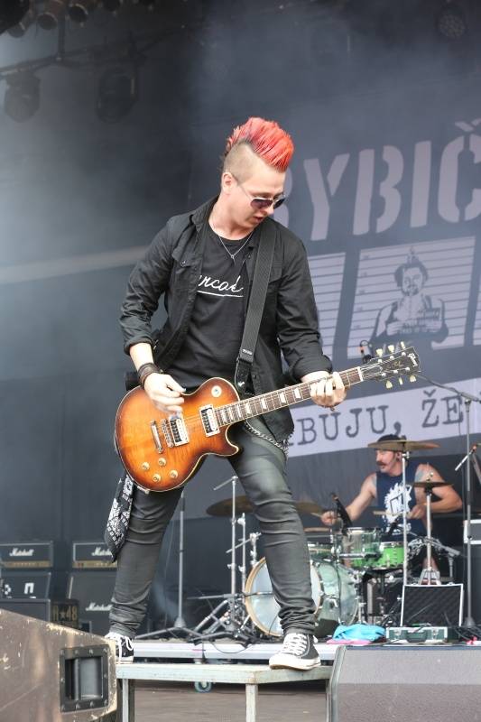 Hrady.cz začaly na Točníku: Velkolepou show obstaral Kabát, hráli i Rybičky 48 nebo Skyline