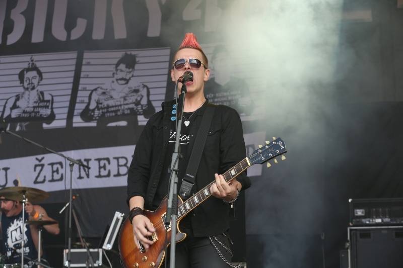 Hrady.cz začaly na Točníku: Velkolepou show obstaral Kabát, hráli i Rybičky 48 nebo Skyline