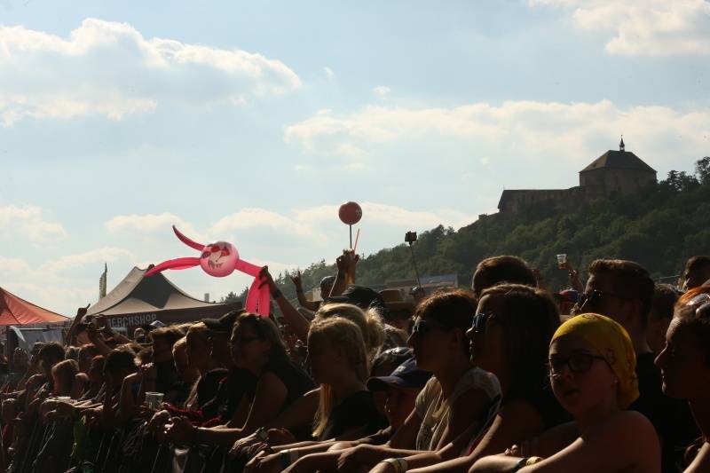 Hrady.cz začaly na Točníku: Velkolepou show obstaral Kabát, hráli i Rybičky 48 nebo Skyline