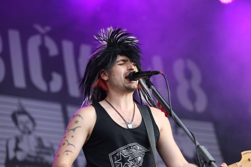 Hrady.cz začaly na Točníku: Velkolepou show obstaral Kabát, hráli i Rybičky 48 nebo Skyline