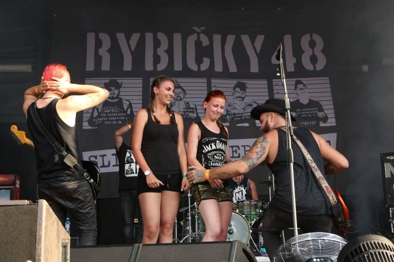 Hrady.cz začaly na Točníku: Velkolepou show obstaral Kabát, hráli i Rybičky 48 nebo Skyline