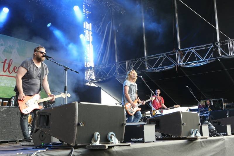 Hrady.cz začaly na Točníku: Velkolepou show obstaral Kabát, hráli i Rybičky 48 nebo Skyline