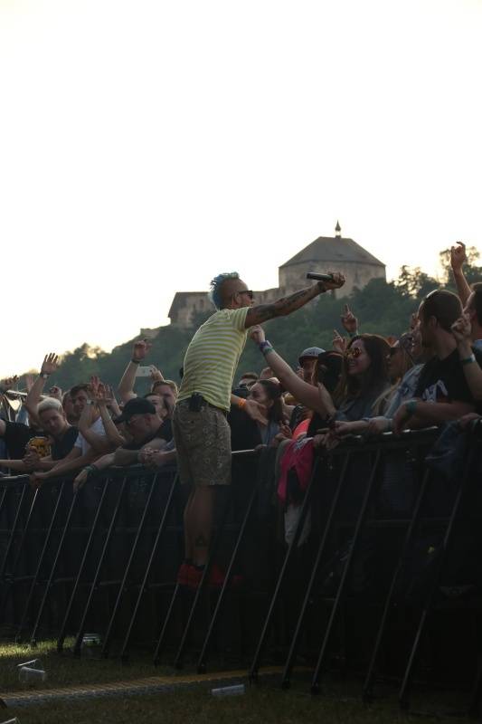 Hrady.cz začaly na Točníku: Velkolepou show obstaral Kabát, hráli i Rybičky 48 nebo Skyline