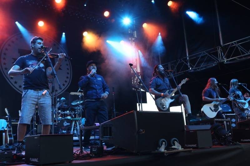 Hrady.cz začaly na Točníku: Velkolepou show obstaral Kabát, hráli i Rybičky 48 nebo Skyline