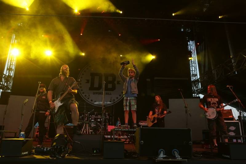 Hrady.cz začaly na Točníku: Velkolepou show obstaral Kabát, hráli i Rybičky 48 nebo Skyline