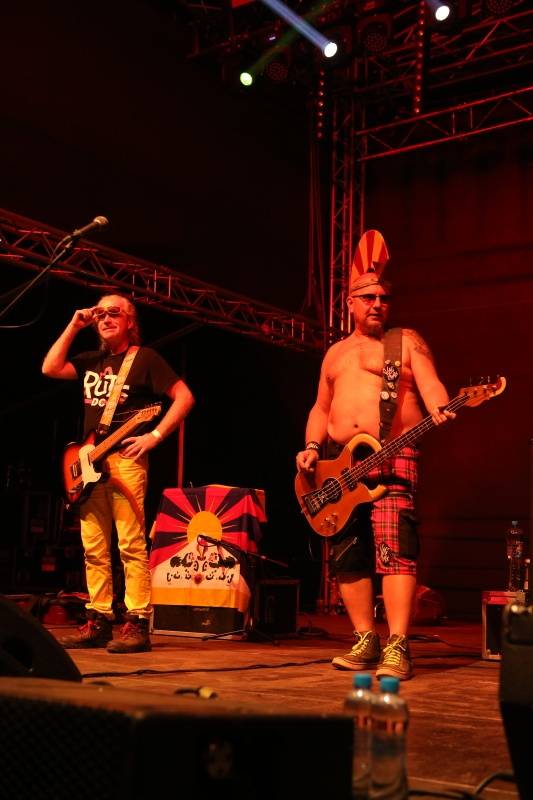 Hrady.cz začaly na Točníku: Velkolepou show obstaral Kabát, hráli i Rybičky 48 nebo Skyline