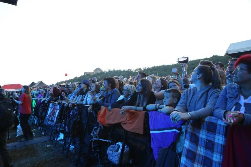 Hrady.cz začaly na Točníku: Velkolepou show obstaral Kabát, hráli i Rybičky 48 nebo Skyline