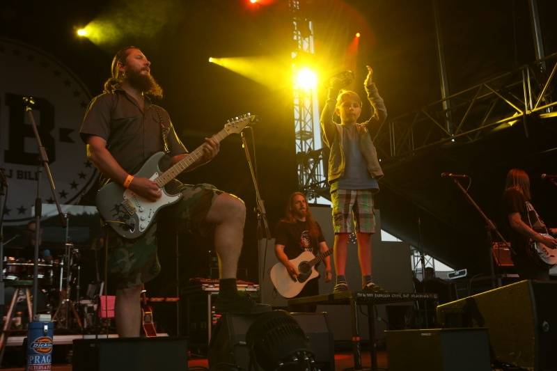 Hrady.cz začaly na Točníku: Velkolepou show obstaral Kabát, hráli i Rybičky 48 nebo Skyline