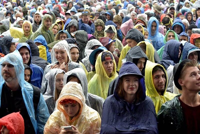 Třetí den Colours: Výtečná Caro Emerald, nudní Kodaline a vytrvalý déšť